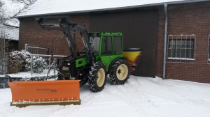 Unser Kompaktschlepper ist bereit für den Winterdienst. Mit Streuer und Schneeschild.